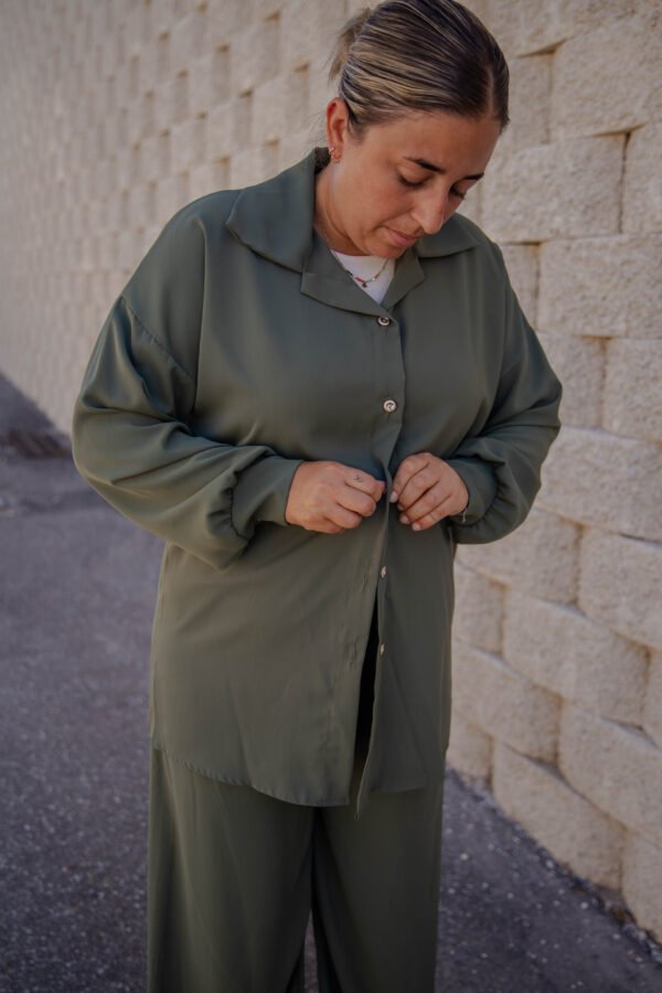 Conjunto dos piezas camisa y pantalón verde caqui