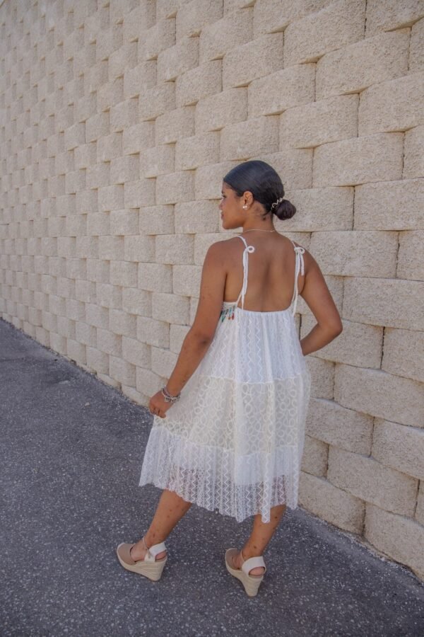 Vestido de tirantes escote crochet blanco Kahlo Butik