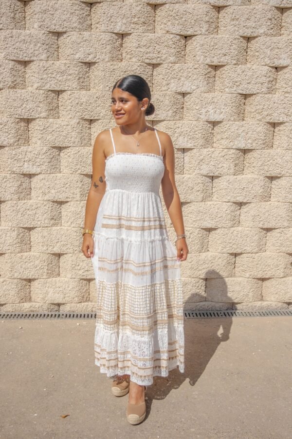 v1802-01-009-02 Vestido bohemio de tirantes blanco con detalles en dorado