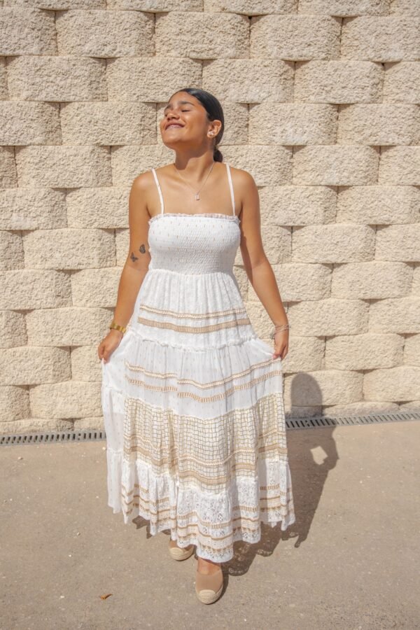 v1802-01-009-05 Vestido bohemio de tirantes blanco con detalles en dorado