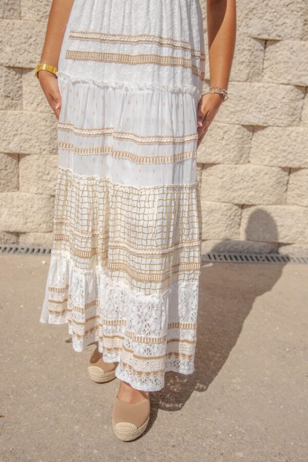 v1802-01-009-06 Vestido bohemio de tirantes blanco con detalles en dorado