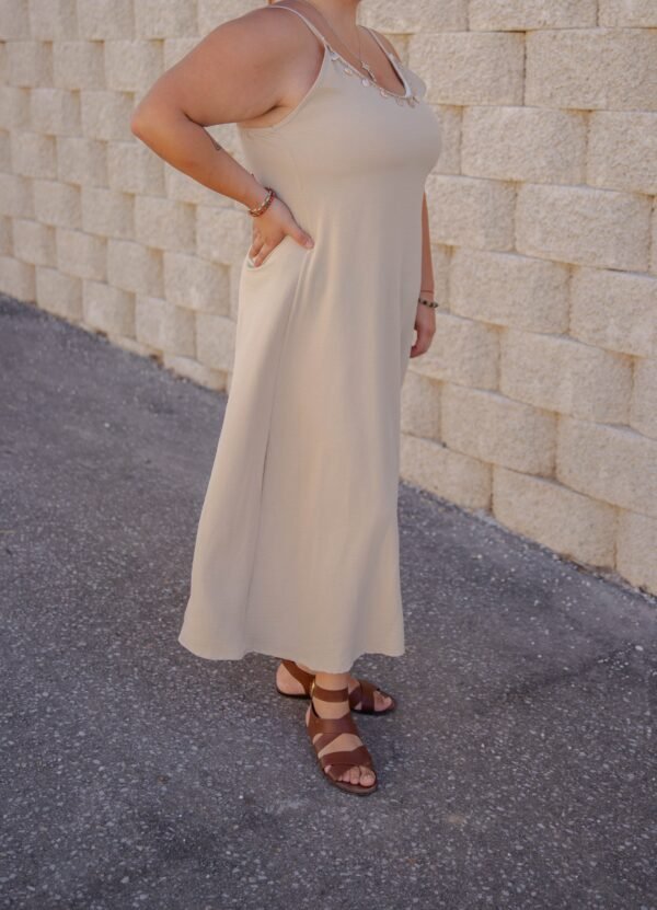 Vestido largo de tirantes con decoración en el escote beige