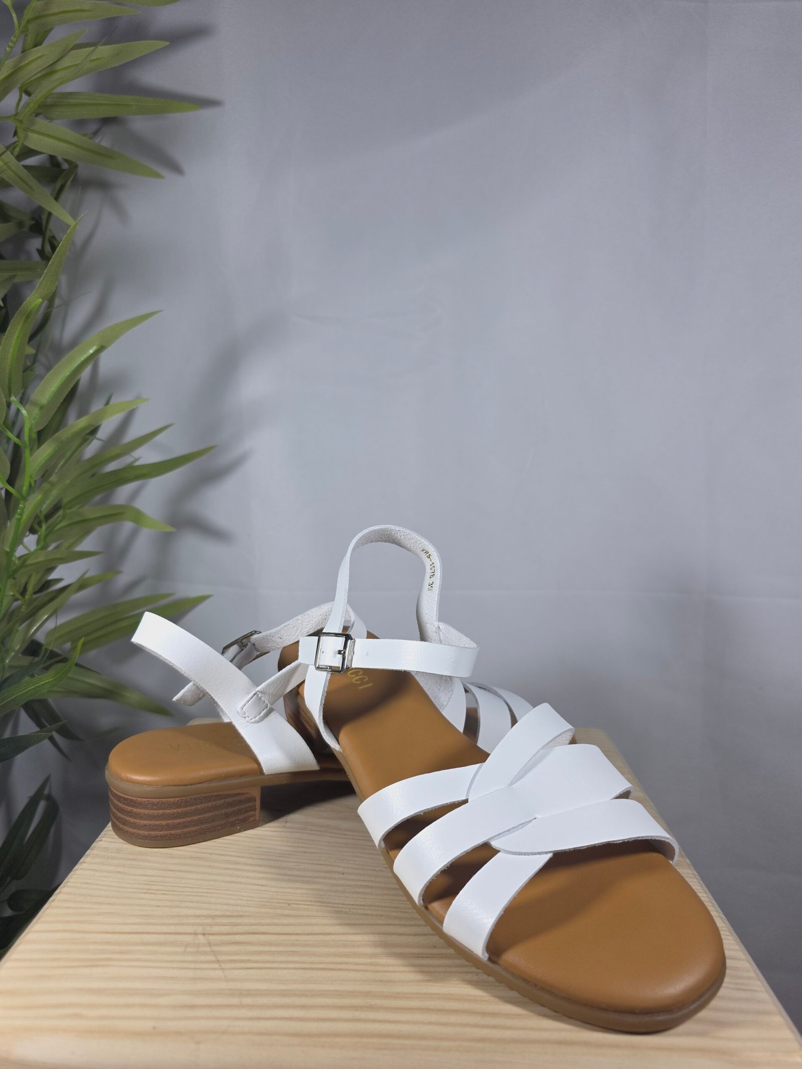 Sandalia Candela color blanco