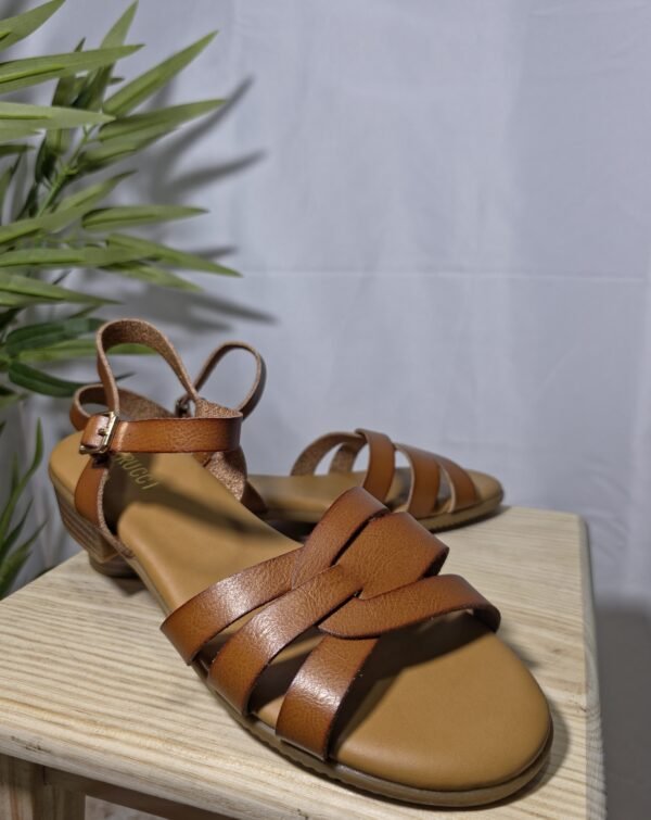 Sandalia Candela color marrón