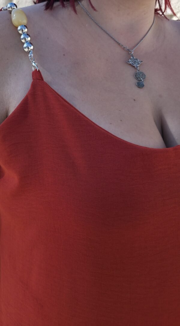 Blusa de tirantes con cuentas de piedras, rojo teja