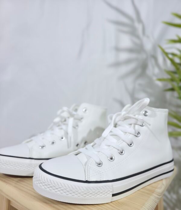 Zapatillas botines de polipiel blancas