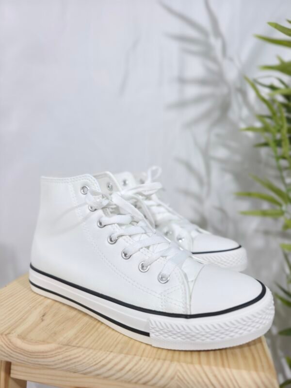 Zapatillas botines de polipiel blancas