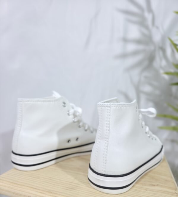 Zapatillas botines de polipiel blancas