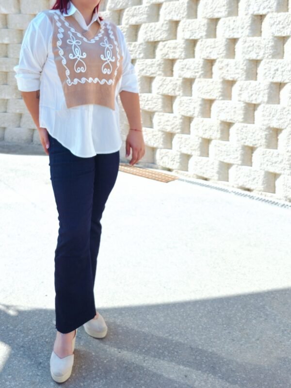 Camisa con chaleco delantero camel/blanco.