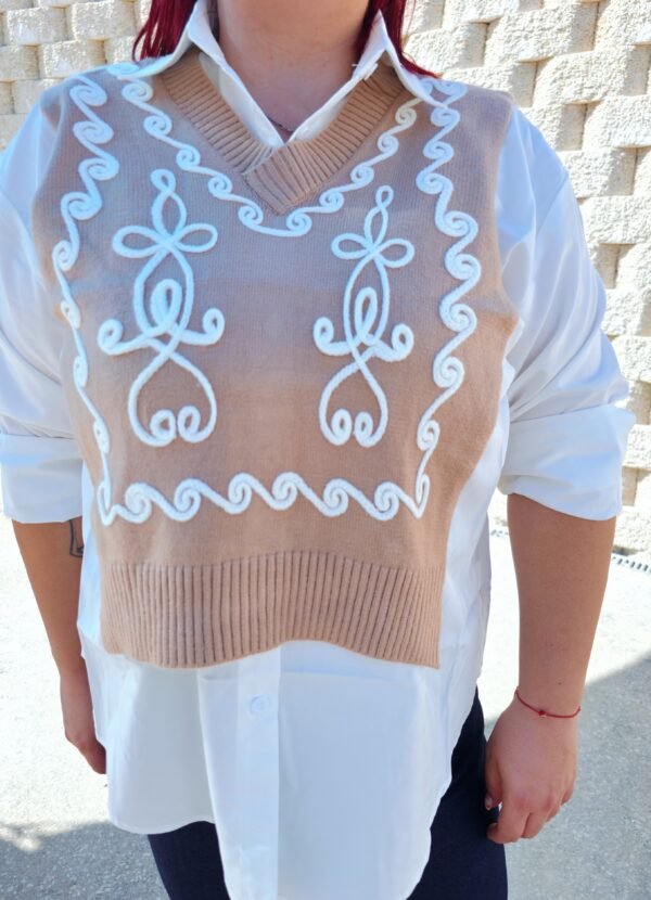 Camisa con chaleco delantero camel/blanco.