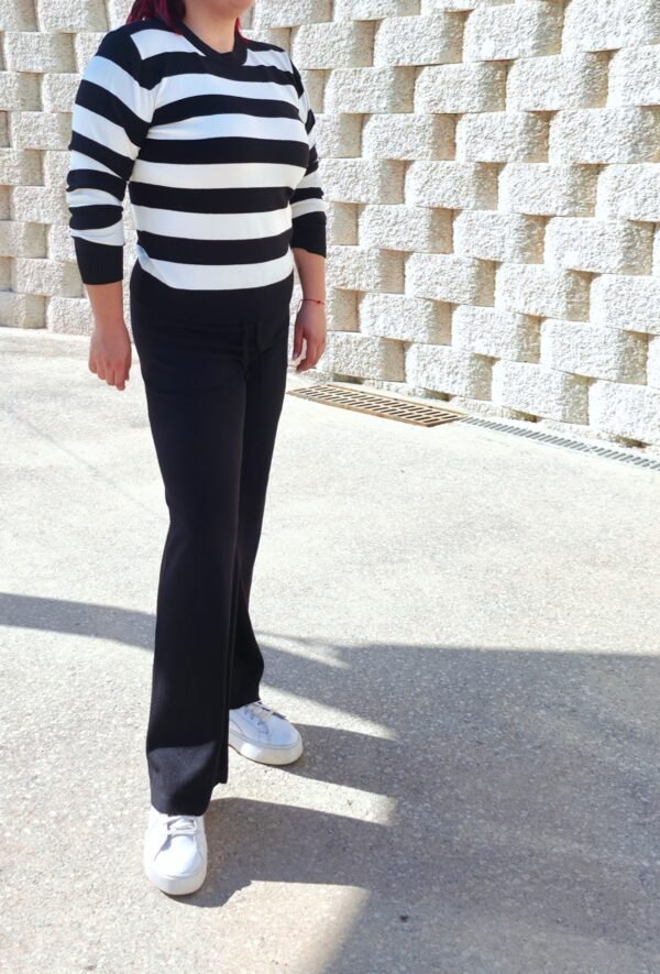 Conjunto jerséis y pantalón de punto, de rallas blanco/negro.