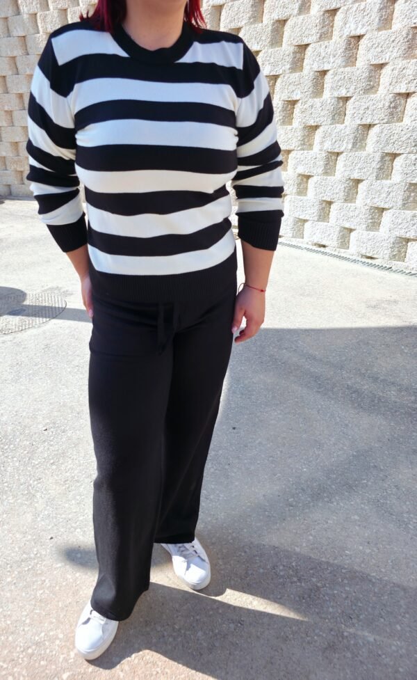 Conjunto jerséis y pantalón de punto, de rallas blanco/negro.