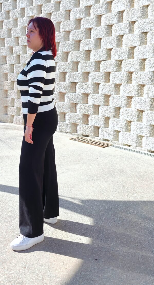 Conjunto jerséis y pantalón de punto, de rallas blanco/negro.