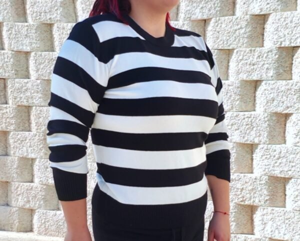 Conjunto jerséis y pantalón de punto, de rallas blanco/negro.