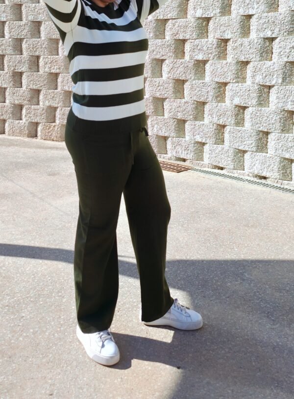 conjunto jerseis rallas blancas pantalon negro6 Conjunto jerséis y pantalón de punto, de rallas blanco/verde oliva