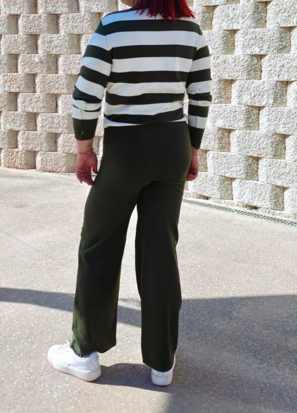 conjunto jerseis rallas blancas pantalon negro7 Conjunto jerséis y pantalón de punto, de rallas blanco/verde oliva