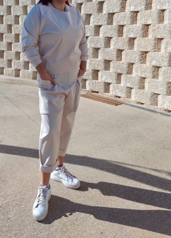 Conjunto sport pantalón tobillero beige