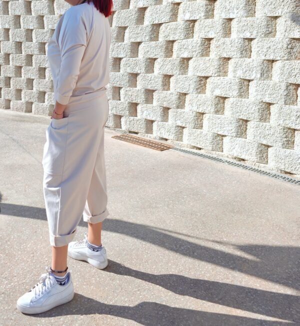 Conjunto sport pantalón tobillero beige