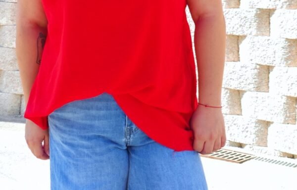 Blusa de tirantes con cuentas de piedras rojo