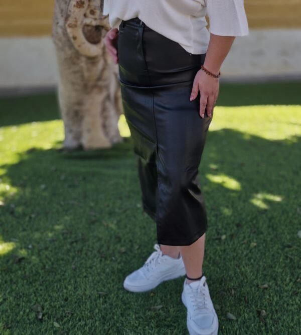 Falda corte recto, largo midi, color negro