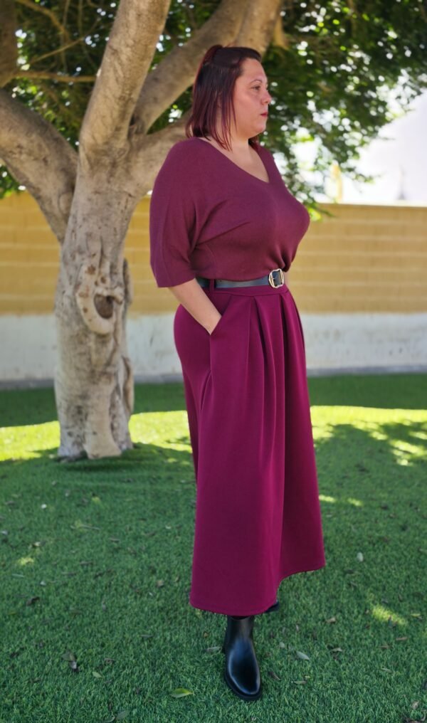 Falda larga con cinturón, color burdeos