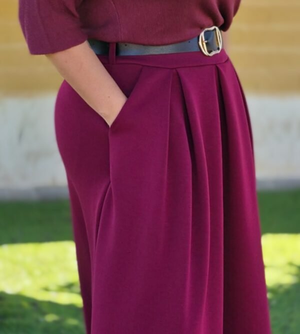 Falda larga con cinturón, color burdeos