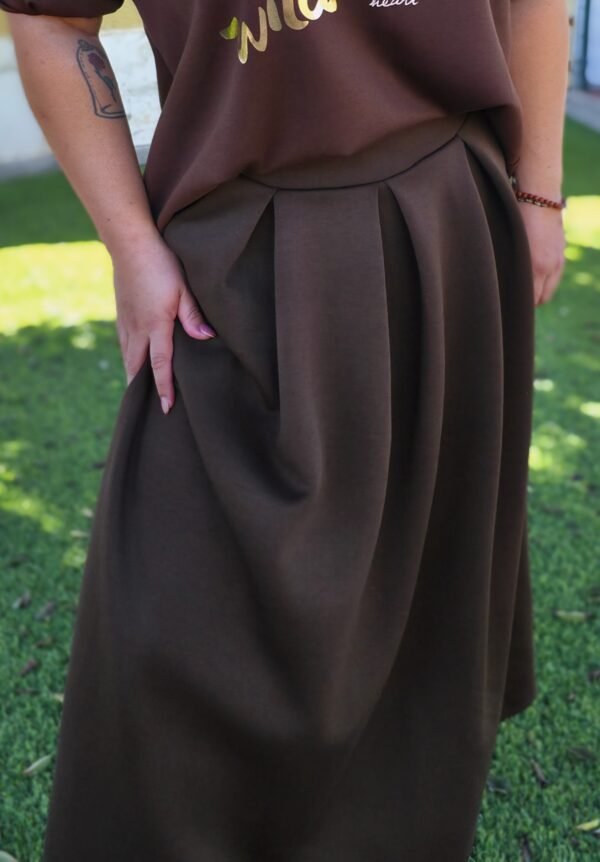 Falda larga con cinturón, color marrón chocolate