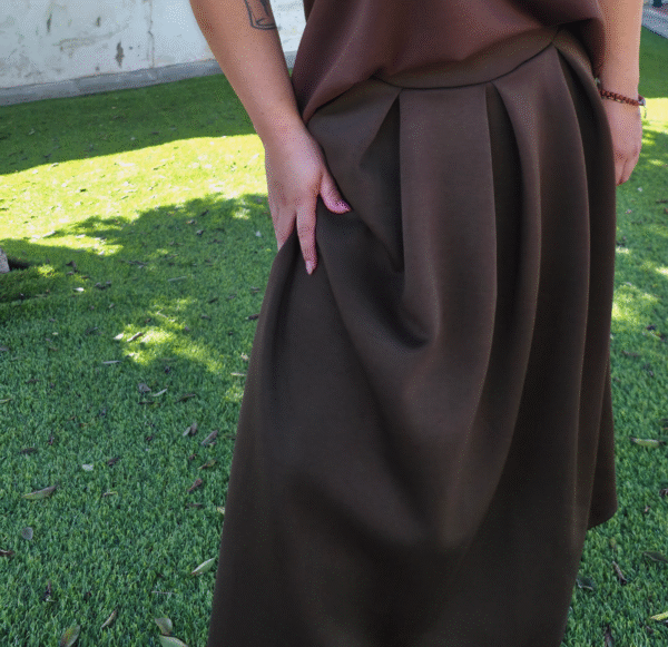 Falda larga con cinturón, color marrón chocolate