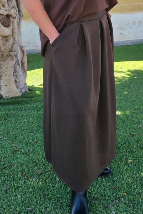Falda larga con cinturón, color marrón chocolate
