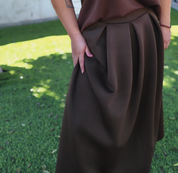 Falda larga con cinturón, color marrón chocolate