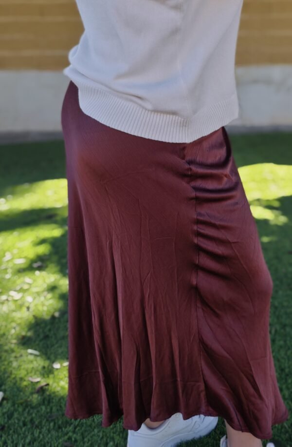 Falda midi satén, color cobre