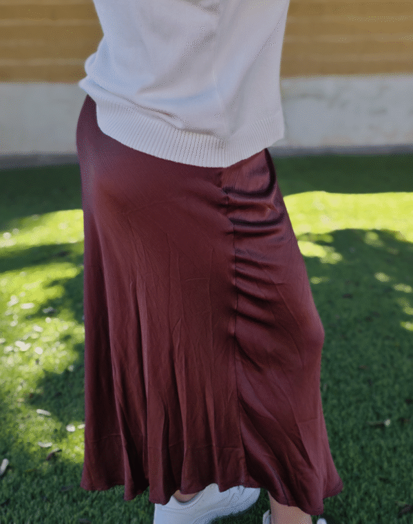 Falda midi satén, color cobre