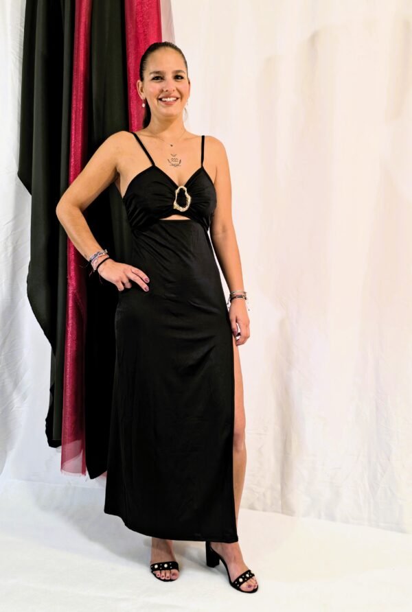 Vestido noche de fiesta, con broche dorado