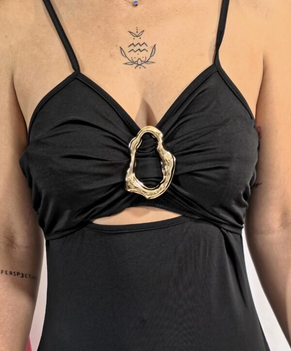 Vestido noche de fiesta, con broche dorado