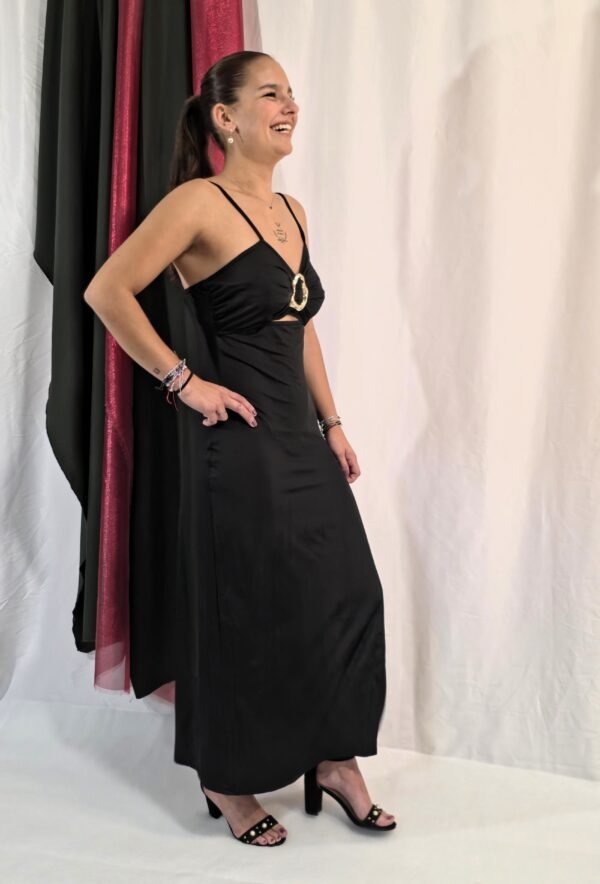 Vestido noche de fiesta, con broche dorado