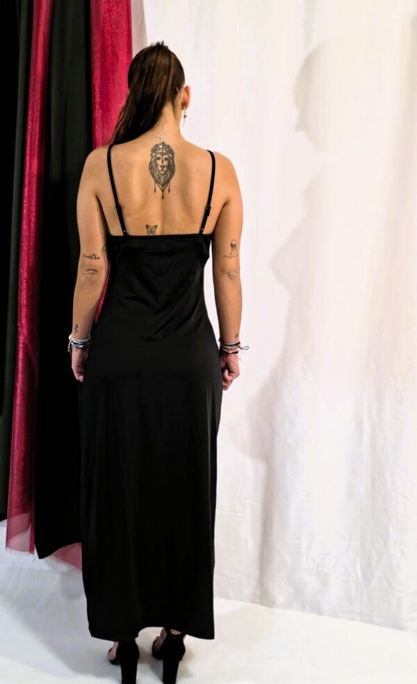 Vestido noche de fiesta, con broche dorado