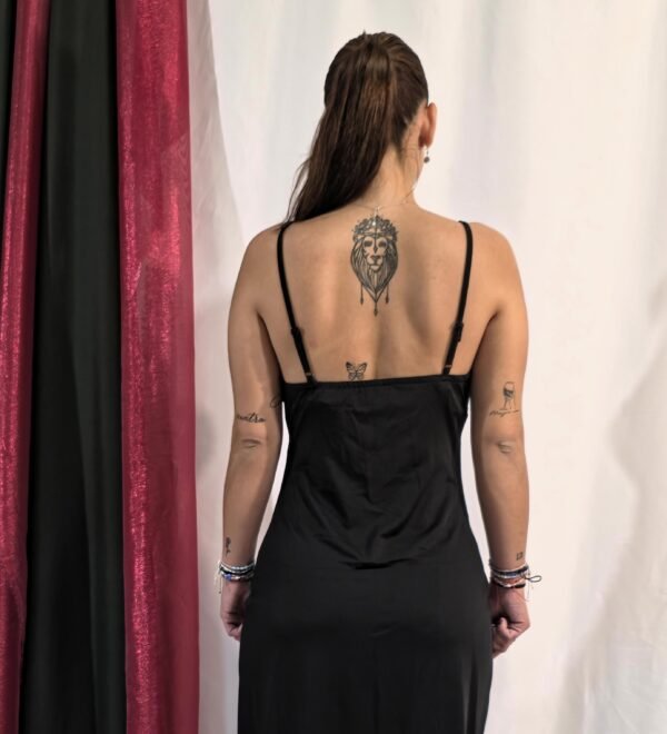 Vestido noche de fiesta, con broche dorado