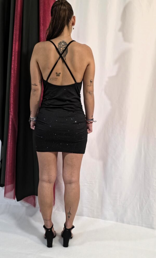 vestido fiesta negro corto tirantes cruzados4 Vestido noche de fiesta corto, color negro con brillos