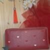 Cartera roja de corazones