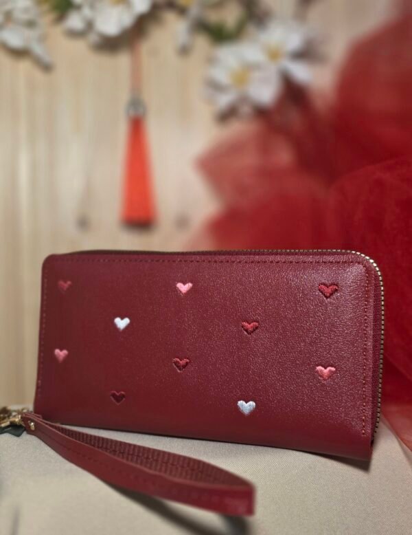Cartera roja de corazones