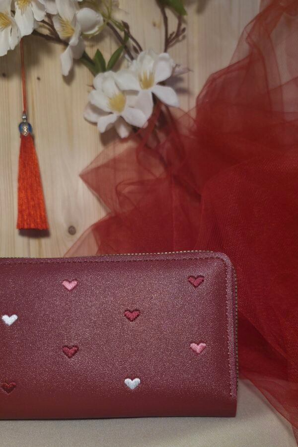 Cartera roja de corazones
