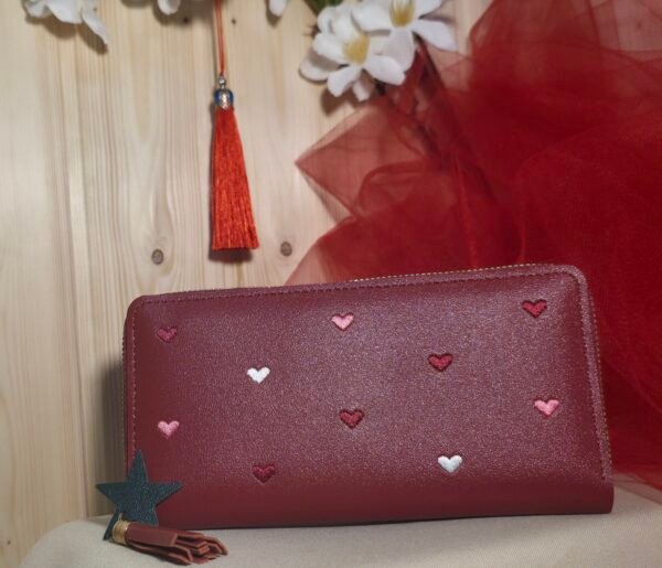Cartera roja de corazones