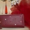 Cartera roja de corazones