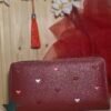 Cartera roja de corazones