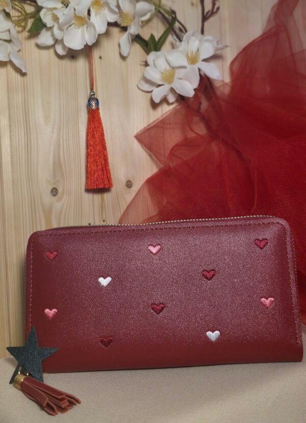 Cartera roja de corazones