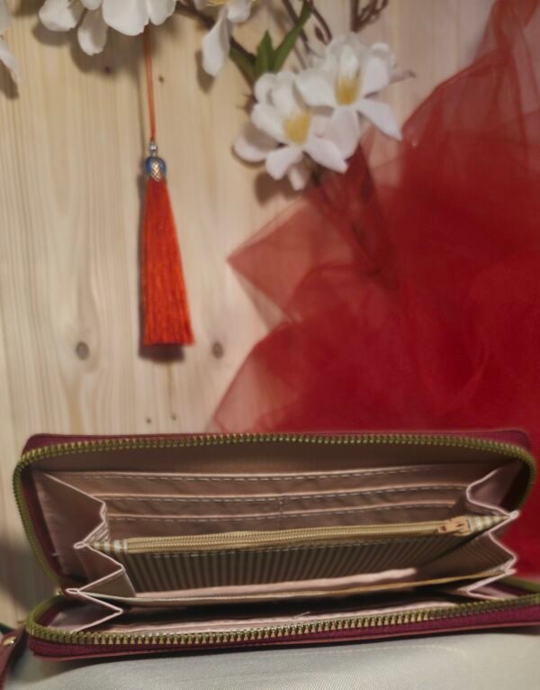 Cartera roja de corazones