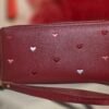 Cartera roja de corazones