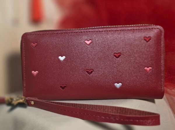 Cartera roja de corazones