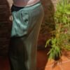 Pantalón de satén color verde Salvia