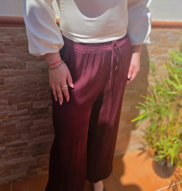 Pantalón de satén color Berenjena